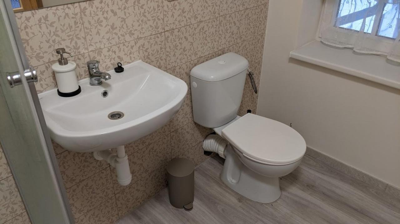 Chalupa U Rybnika Strehom Dolní Bousov Buitenkant foto