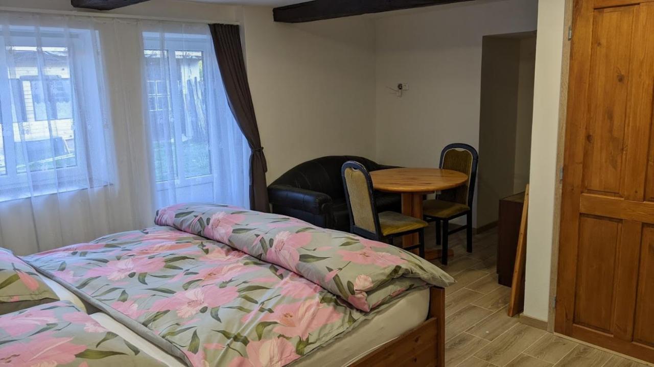 Chalupa U Rybnika Strehom Dolní Bousov Buitenkant foto
