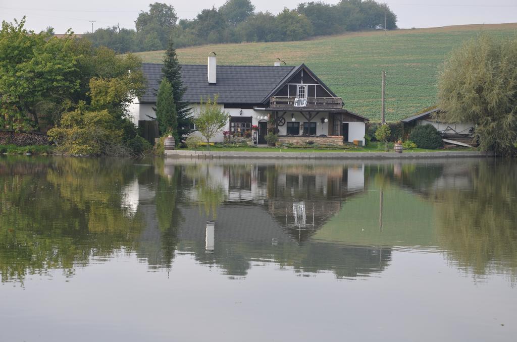 Chalupa U Rybnika Strehom Dolní Bousov Buitenkant foto
